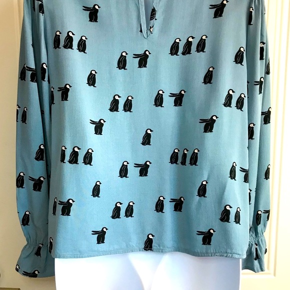 🔴 4/$15 Penguin print blue long ruffle edge sleeve viscose blouse size M in EUC - Picture 13 of 16